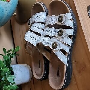 Clarks Leisa Grace Size 9 White  Perforated Slip On Leather Sandals
